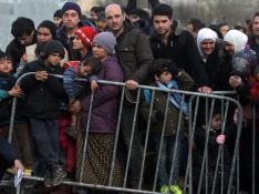 Migrantes y refugiados aguardan para cruzar la frontera entre Grecia y Macedonia, cerca de la aldea de Idomeni, en 2016