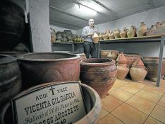 José María Gimeno, con parte de su colección de piezas de barro. En primer plano y a la derecha, antiguas muestras de lápidas.