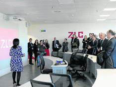 La directora de ZLC, Susana Val, muestra las nuevas instalaciones a los invitados.