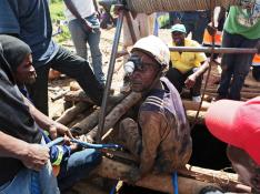 Rescatan con vida a 8 mineros atrapados en una mina en Zimbabue