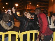Iñaki Williams, del Athletic, se fotografía con un aficionado en su llegada a Huesca.