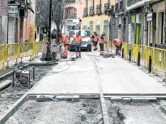Las brigadas trabajaban este lunes nivelando el cemento en la calle de Santa Isabel.