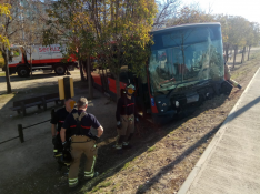 Un autobús pierde el control y atraviesa el parque de Valdespartera