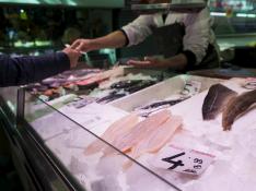 Varios filetes de pescado en un puesto del Mercado Central de Zaragoza.