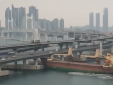 Barco se choca contra puente