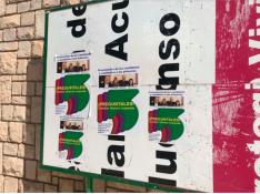 Carteles de Cambiar Huesca en un espacio reservado para propaganda electoral.