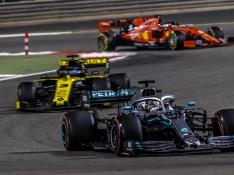 Hamilton encabeza otro 'doblete' de Mercedes en Baréin.