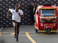Usain Bolt gana una carrera en Lima a un mototaxi sin despeinarse