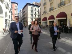 Lourdes Guillén durante su paseo por Huesca el primer día de campaña.