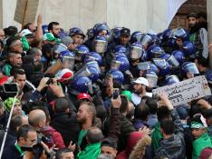 Protestas en Argel (Argelia) contra el presidente interino Abdelkader Bensalah.