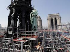 Traslado de estatuas de la catedral de Notre Dame