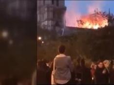 Miles de vídeos colgados en redes sociales de Notre Dame ardiendo