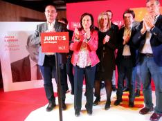 Margarita Robles, de rojo, rodeada de compañeros y candidatos del PSOE en Huesca