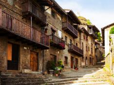 pintoresca-vista-antigua-aldea-catalana_1398-3109
