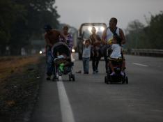 Migrantes hondureños caminan durante su viaje a Estados Unidos.