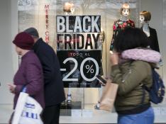 Oferta de rebajas en las tiendas del centro de Zaragoza durante el 'Black Friday' del año pasado.