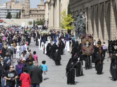 Afluencia de público en las procesiones de Semana Santa en Zaragoza.