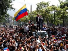 Guaidó abandona la base militar y se reúne con simpatizantes en Caracas.