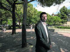 El candidato de IU a la Presidencia de la DGA, Álvaro Sanz, eligió fotografiarse en la plaza de Los Sitios de Zaragoza