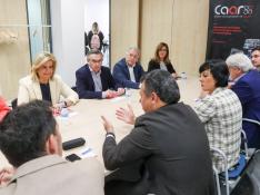 La exministra de empleo, Fátima Bález, junto al candidato del PP a la Presidencia del Gobierno de Aragón, Luis María Beamonte, en una reunión con representantes del Clúster de Automoción de Aragón.