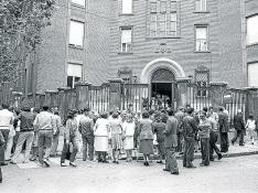 Gente acudiendo a votar el 8 de mayo de 1983