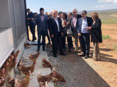 Visita de los consejeros de Presidencia y Educación a las instalaciones de Huevos Guillén en Perales del Alfambra