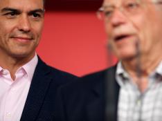 Pedro Sánchez y Josep Borrell en la sede del PSOE en Madrid