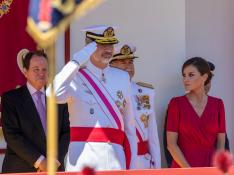 Los reyes presiden el desfile del Día de las Fuerzas Armadas en Sevilla.