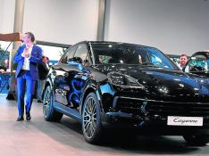 Luis Artal, gerente de Centro Porsche Zaragoza, presentó el nuevo Cayenne Coupé.