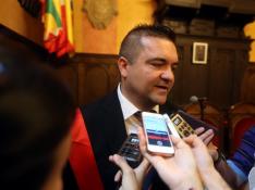 El concejal de Vox en Huesca, Antonio Laborda, explicando su voto tras el pleno de investidura.