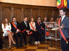 El alcalde de Huesca, Luis Felipe, durante su improvisado discurso tras ser investido por sorpresa.