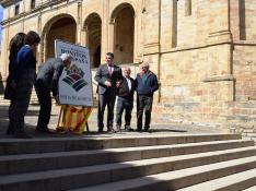 Autoridades y vecinos con la placa recibida en marzo que acredita a Roda de Isábena como uno de los pueblos más bonitos de España