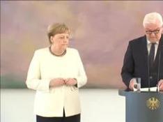 Regresan los temblores de Merkel durante un acto oficial