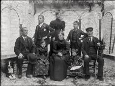 Imagen de la familia, en la que aparece el mismo Burrel y que probablemente hizo José Salinas hacia 1893. e.