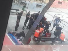 Los sanitarios tratan de reanimar al hombre. A la izquierda, uno de los policías agredidos, tumbado en el suelo.