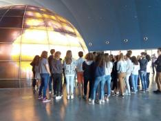 Visitantes en el vestíbulo del Planetario.