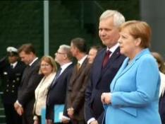 Angela Merkel vuelve a sufrir temblores en un acto oficial