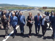Ábalos, acompañado del resto de dirigentes políticos aragoneses, en el tramo de la A-21 abierto este jueves, en Huesca.