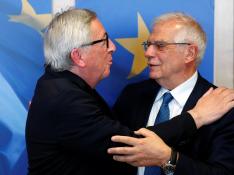 Josep Borrell junto al presidente de la Comisión Europea Jean-Claude Juncker.