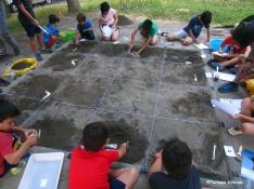 Trabajar en un yacimiento arqueológico es una de las propuestas del programa.