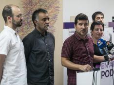 Los integrantes de Podemos-Equo, con Escartín a la cabeza, este sábado en la sede de la formación morada