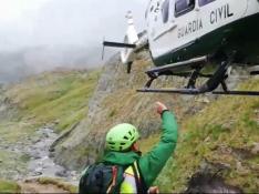 Momento de la llegada del helicóptero de la Guardia Civil para evacuar al montañero herido.