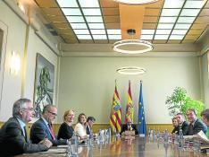 El presidente de Aragón, Javier Lambán, y los diez consejeros que componen el Ejecutivo cuatripartito (PSOE, PAR, Podemos-Equo y CHA) celebraron ayer por la mañana el primer Consejo de Gobierno tras la toma de posesión, el día anterior. Fue una reunión «d