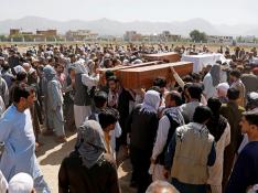 Funerales por las víctimas del atentado en un salón de bodas de Kabul (Afganistán).