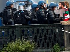 La policía francesa disuelve una manifestación no autorizada de la Contracumbre del G7 en la localidad francesa de Bayona, próxima a Biarritz