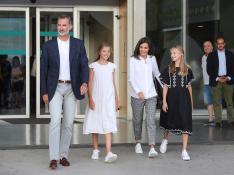 Don Felipe y doña Letizia han visitado al rey Juan Carlos junto a sus hijas Leonor y Sofía.