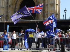 Manifestantes anti 'brexit' se concentran frente al Parlamento británico.
