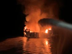 Bomberos del condado de Ventura, sofocando las llamas del barco siniestrado.