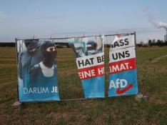 Cartel del partido ultraderechista alemnán Alternativa para Alemania junto a una empresa de aglomerado del estado de Sajonia.