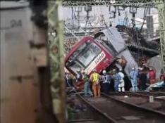 Un muerto y más de 30 heridos en Japón al chocar un tren con un camión